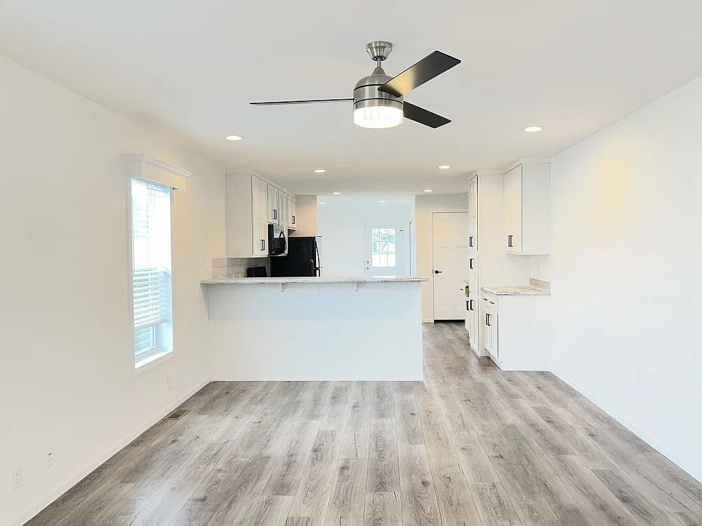 3 bed, 2.0 bath, 1356 sqft, $1,999 — Photo 3