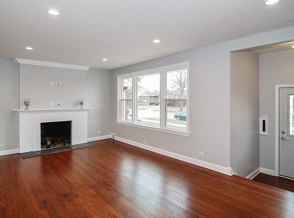 2nd image of 1925 Balmoral Ave