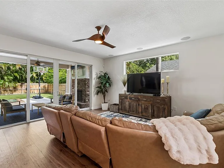 110 S Beverly Ave — Photo 5