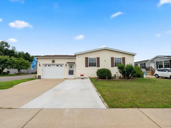 1499 Montgomery Dr, Hartland, MI 48353