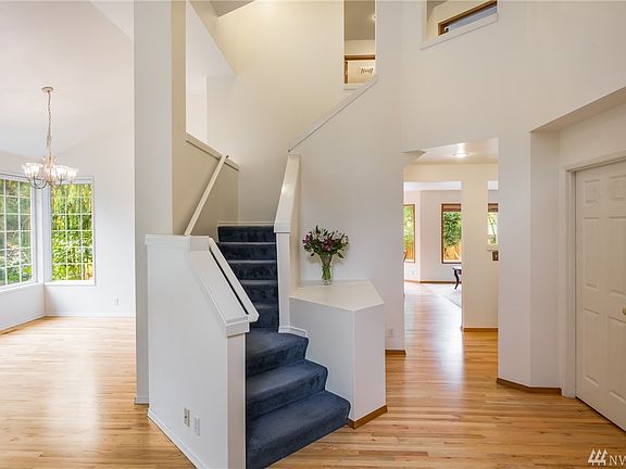3rd image of 405 SE 12th Pl