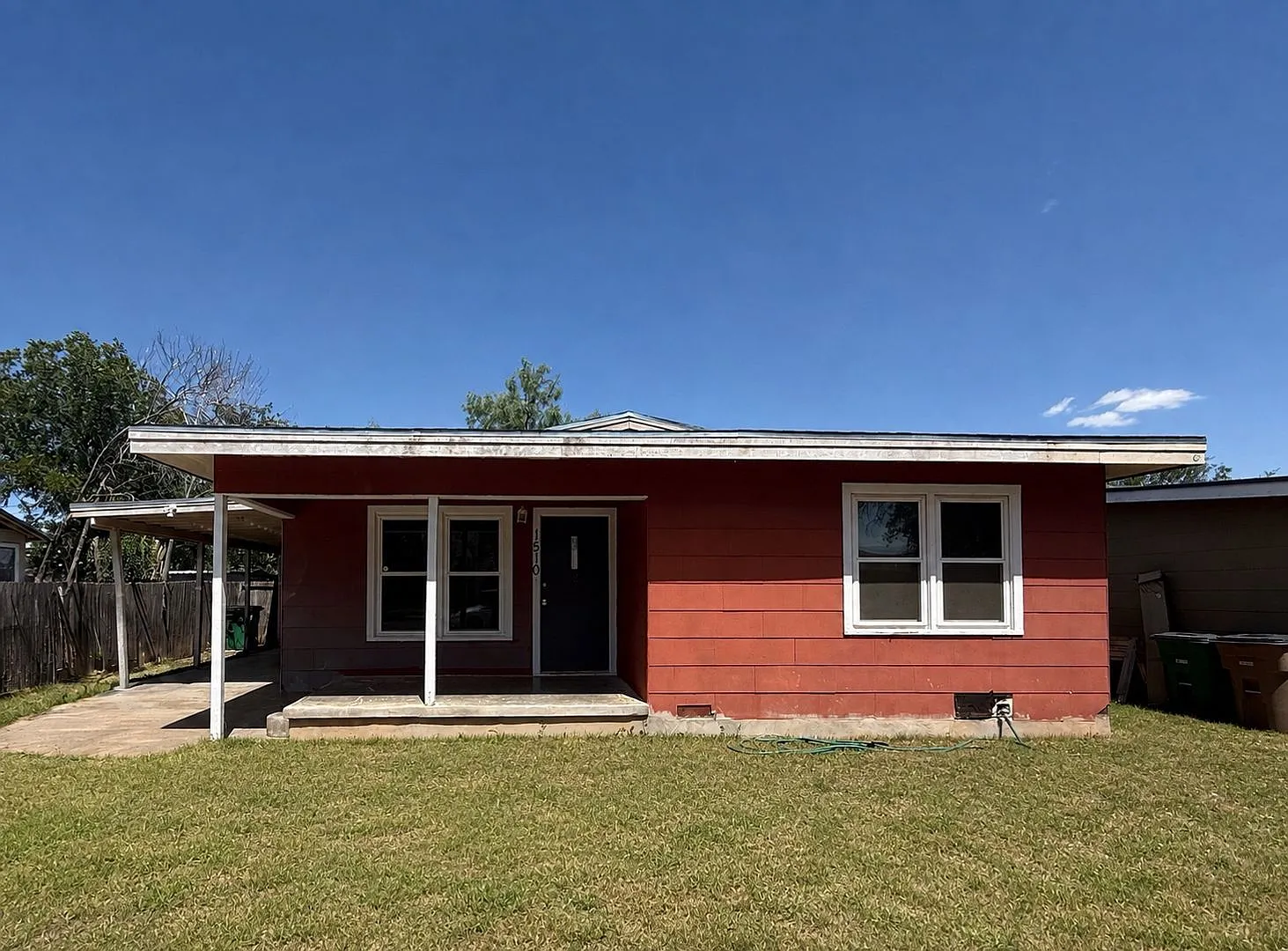 Welcome home to this beautifully updated property in a fantastic San Angelo location! — Photo 1