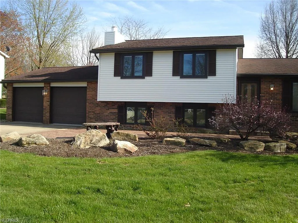 224 Greenbriar Dr photo 1