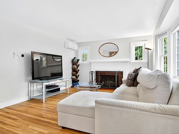 3rd image of 37 Pine St