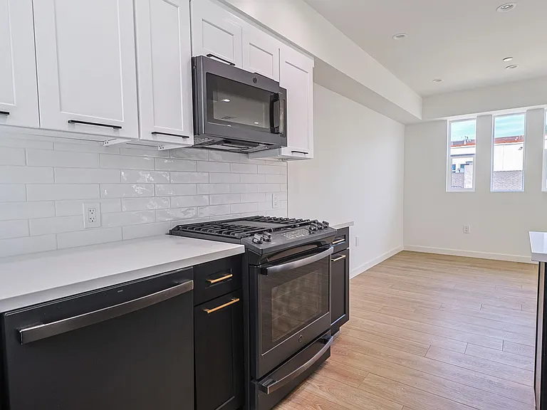 1227 N June St — Photo 20