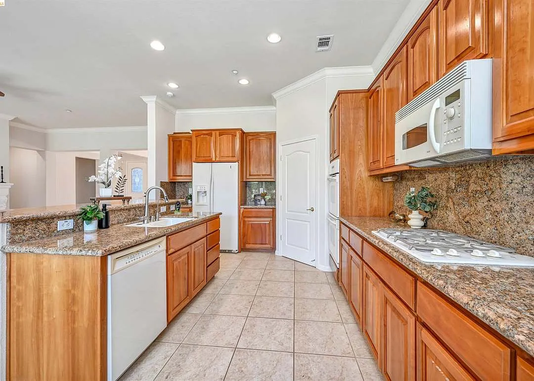 2 bed, 2384 sqft, $3,800 — Photo 4