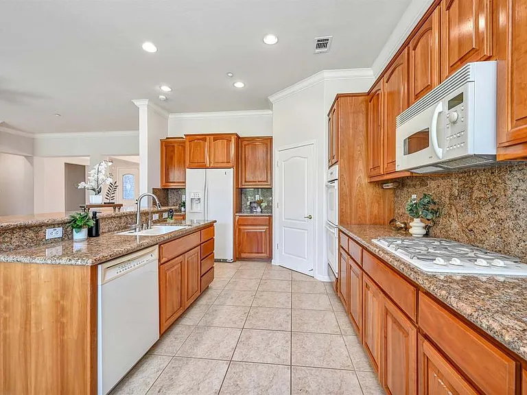 930 Suntan Ln — Photo 3