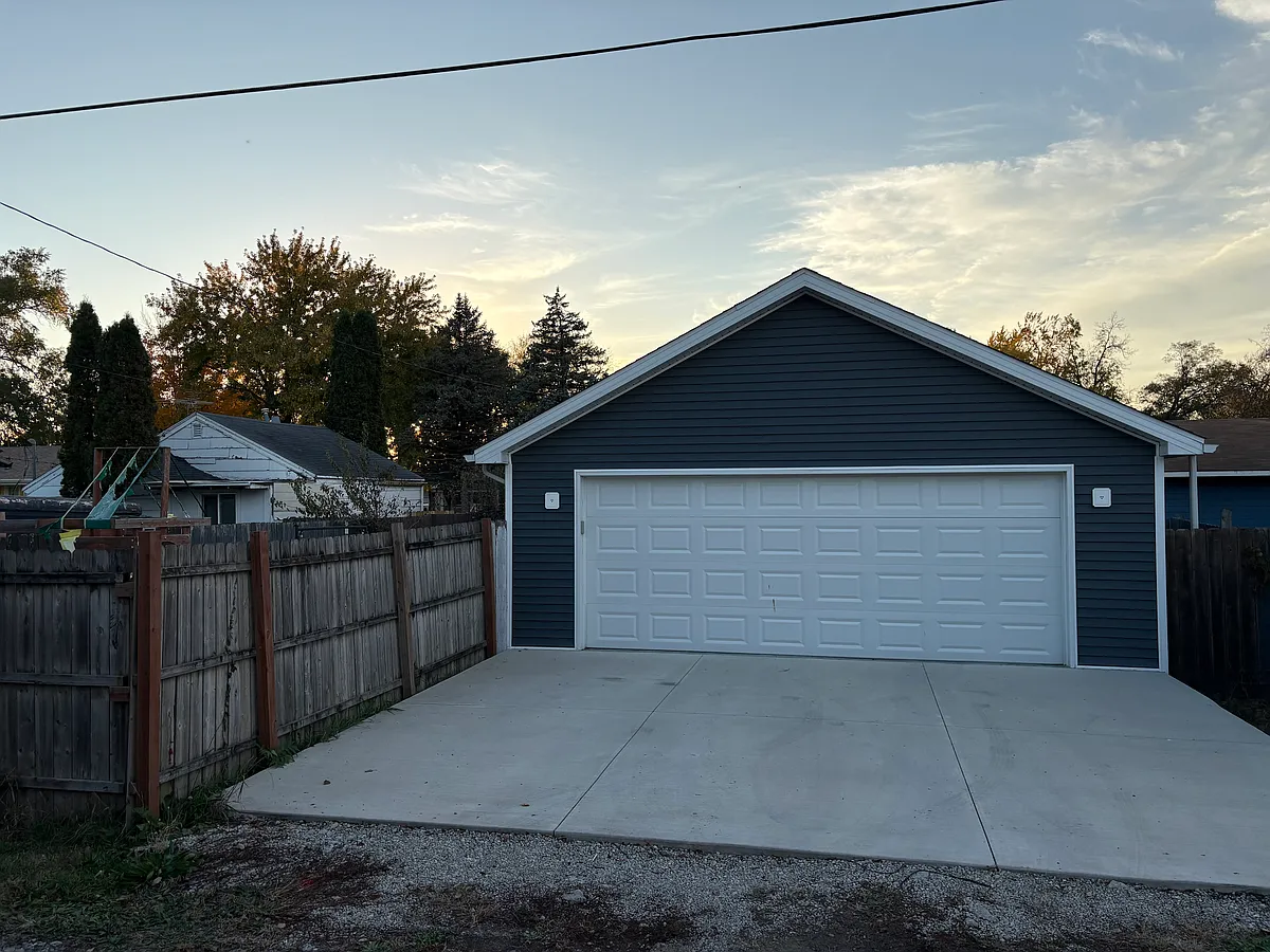 Building Photo - 325 2nd St