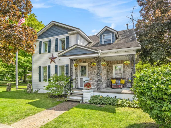 304 E Chart St, Plainwell, MI 49080