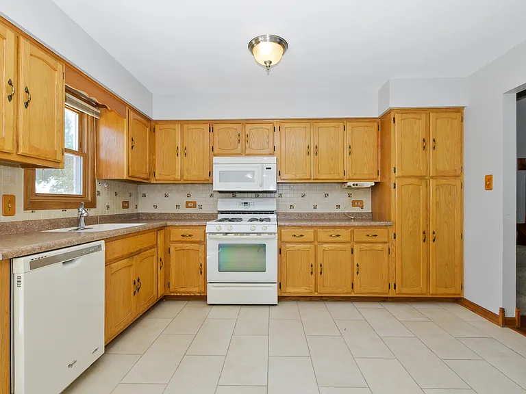 7745 Woodstock Dr — Photo 6