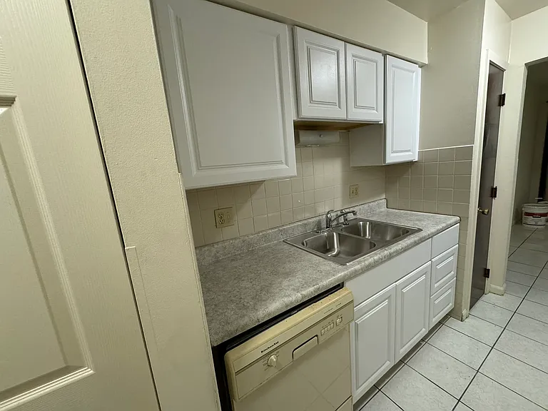 1702 W Victoria Dr #103 — Photo 5