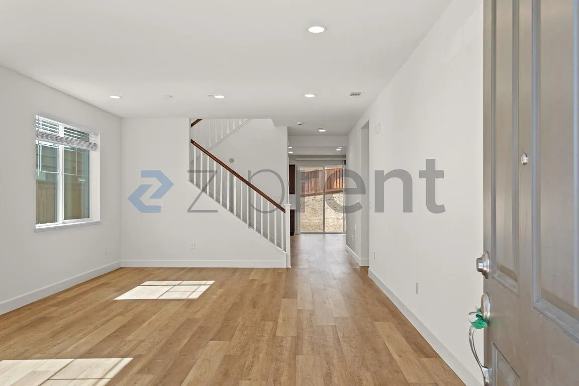 5 bed, 3079 sqft, $5,500 — Photo 4