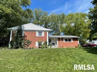 201 Meadow Dr, Macomb, IL 61455