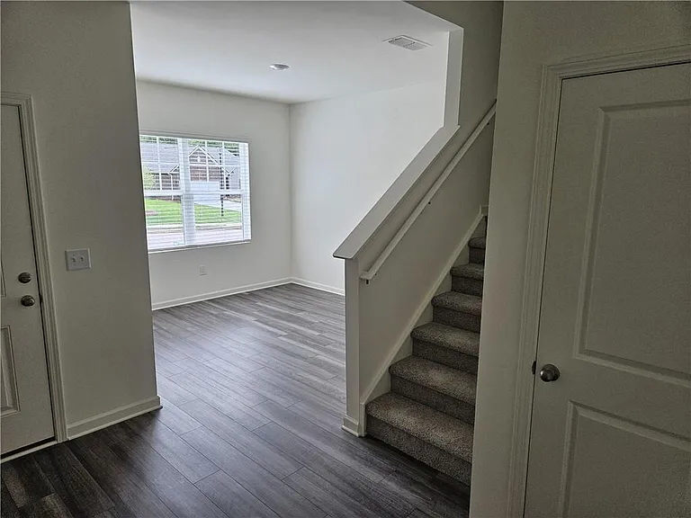326 Silverton Dr — Photo 7