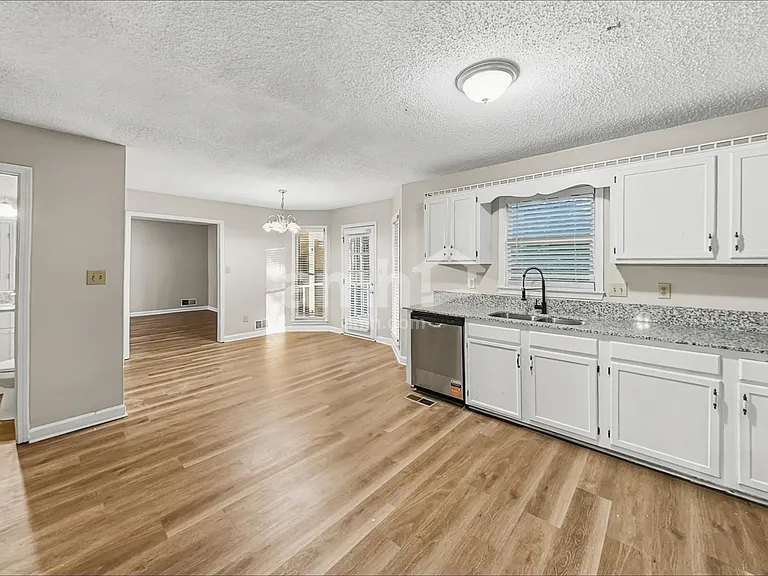 48 Cambridge Ct — Photo 4