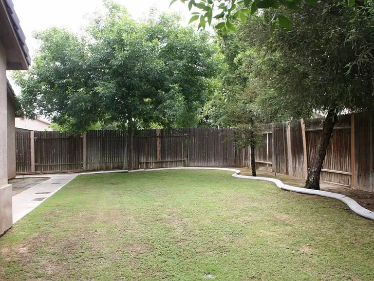 Victoria Falls Ave — Photo 17