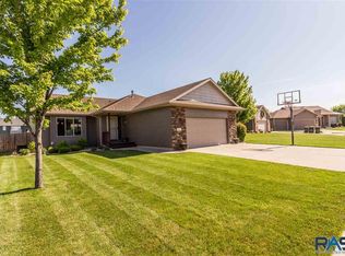 712 W Sterling Oak Cir, Sioux Falls, SD 57108