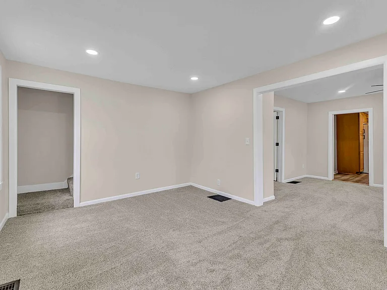 233 W North St — Photo 4
