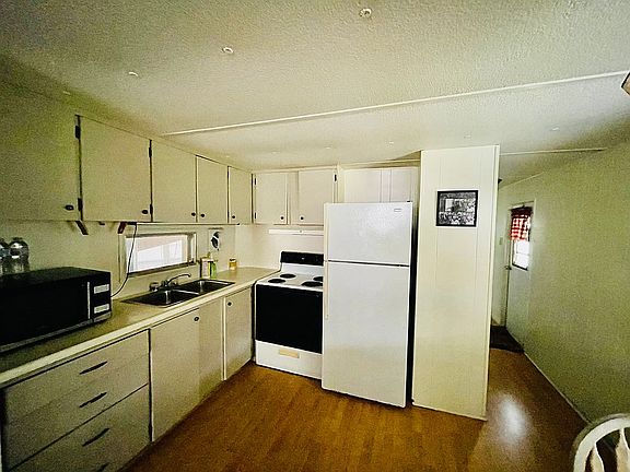 2nd image of 39646 Persimmon Ave