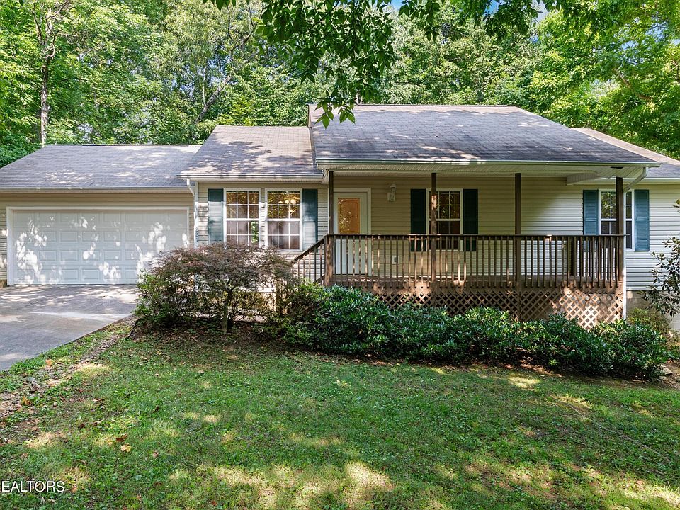 1st image of 221 Liveoak Ln SW