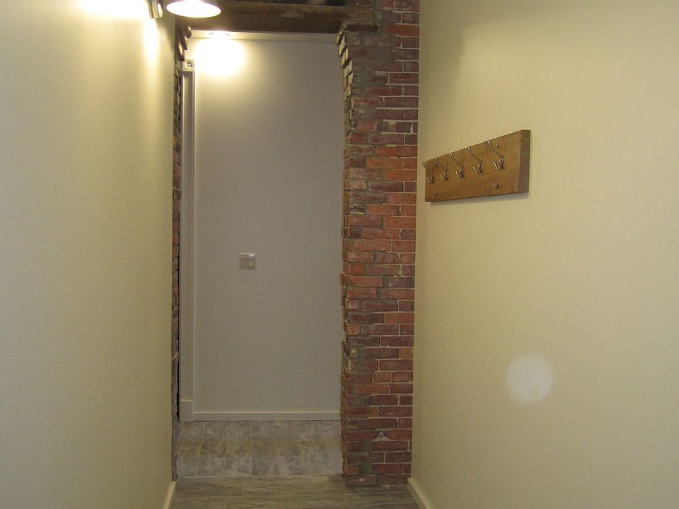 Entry Hall to Apt.