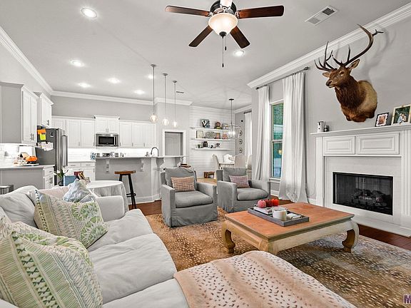 4th image of 8849 Greenleaves Dr