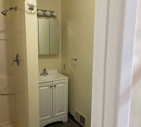 4th image of 731 Ashland Ave APT 8