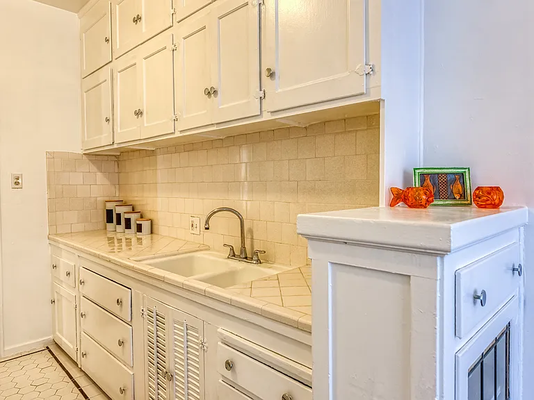 600 S Burnside Ave #4 — Photo 30