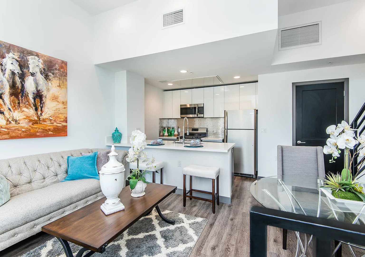 Come home to these Modern Townhouse in Toluca Lake! — Photo 1