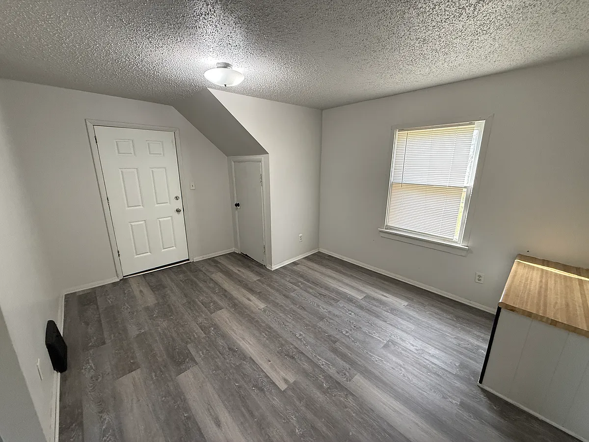 Photo 2 of 16 - 415 Sherman Ave #1 - South Bend, IN Entryway - 415 Sherman Ave #1