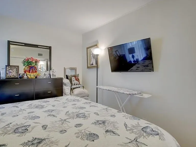 2990 NE 16th Ave #301 — Photo 15