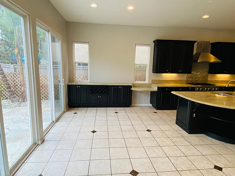 1162 Alexandra Ln — Photo 3