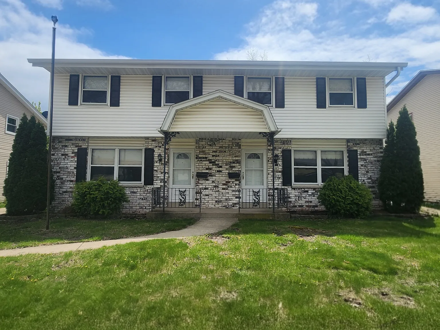 3 bed, 1.5 bath, 1300 sqft, $2,100 — Photo 1