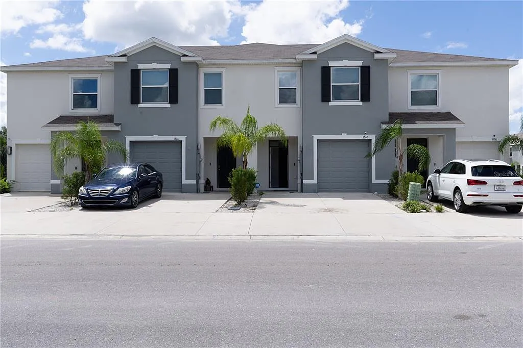 3 bed, 2.5 bath, 1673 sqft, $2,200 — Photo 2