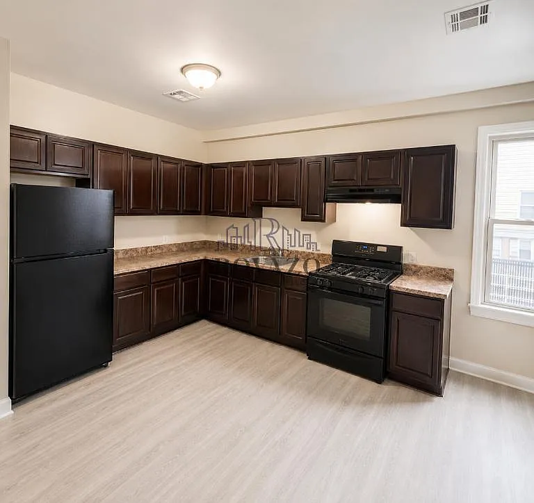 3 bed, 1.5 bath, 700 sqft, $2,295 — Photo 1