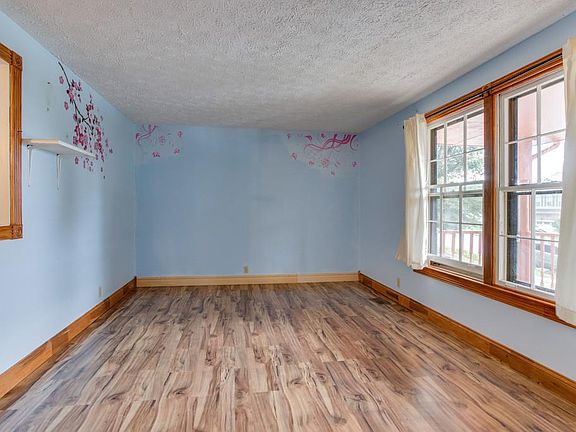 5th image of 128 Bart Dr