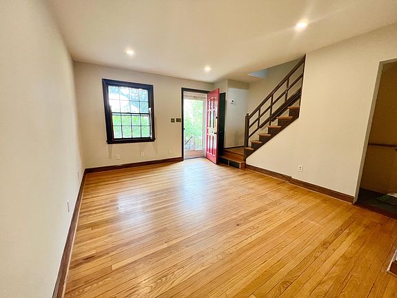 3rd image of 307 Mount Vernon Ave