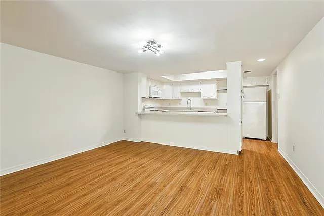 3 bed, 2.5 bath, 2200 sqft, $2,000 — Photo 2