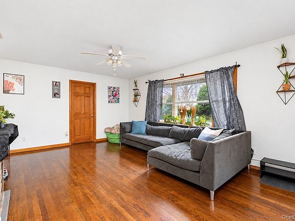 4th image of 270 Old Commack Road