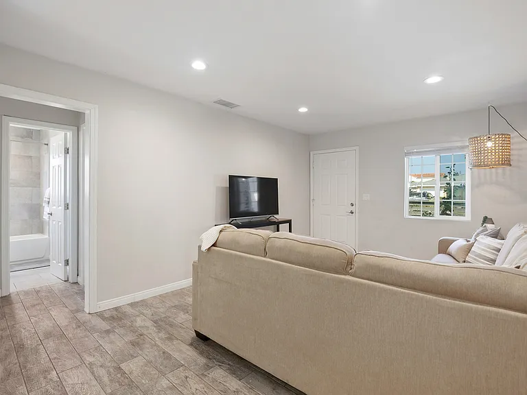 1207 Florence St — Photo 3