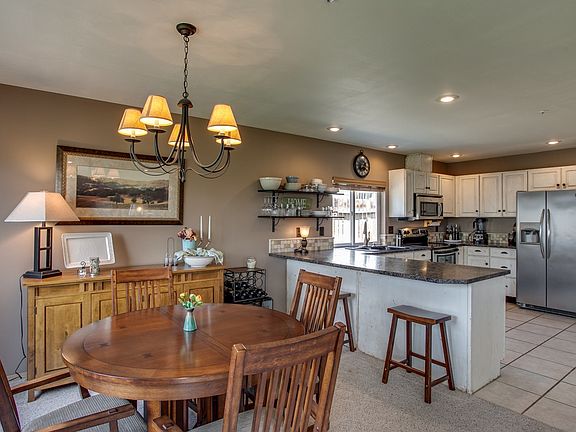 4th image of 2466 Summit Dr