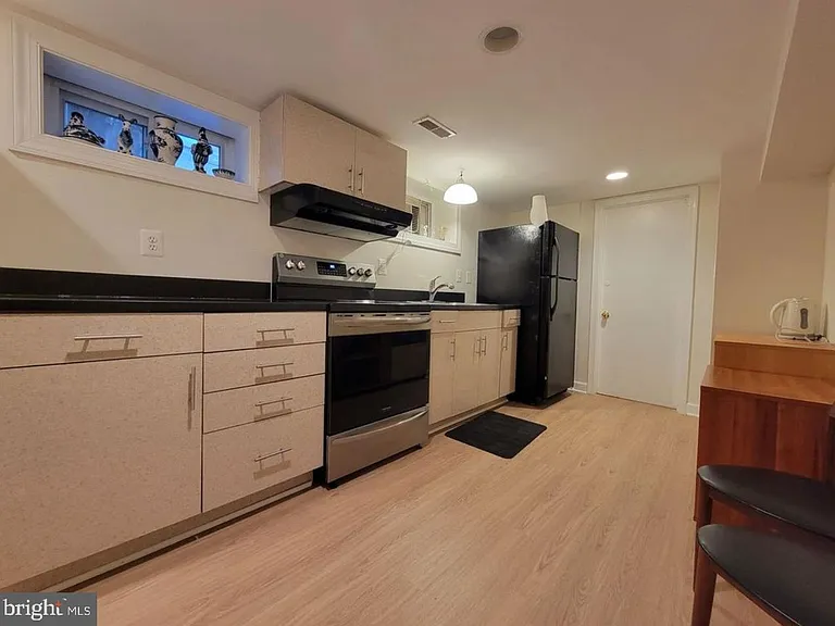 1418 44th St NW #B — Photo 4