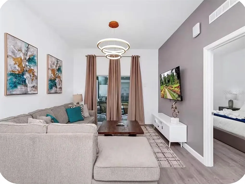5 bed, 4.0 bath, 1671 sqft, $3,500 — Photo 2