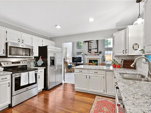 2nd image of 416 Leisure Ln