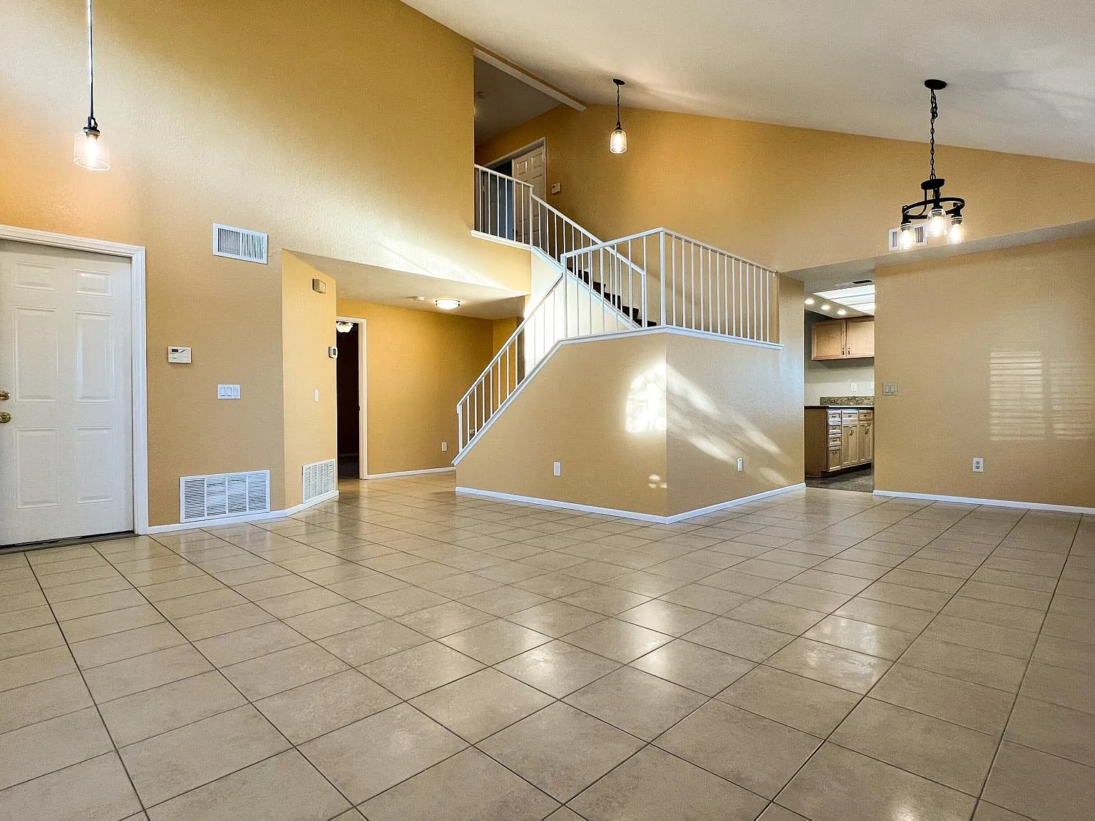 4 bed, 2.5 bath, 2350 sqft, $3,900 — Photo 4
