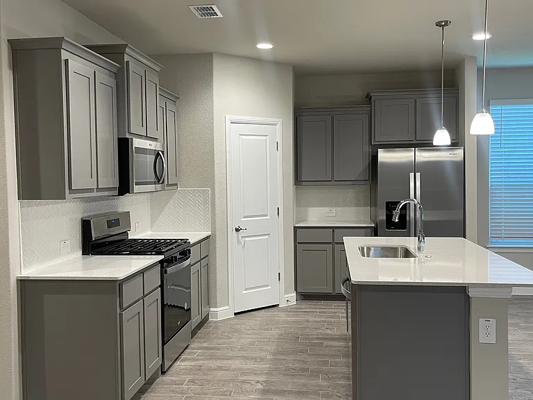 15537 Putney Way — Photo 3