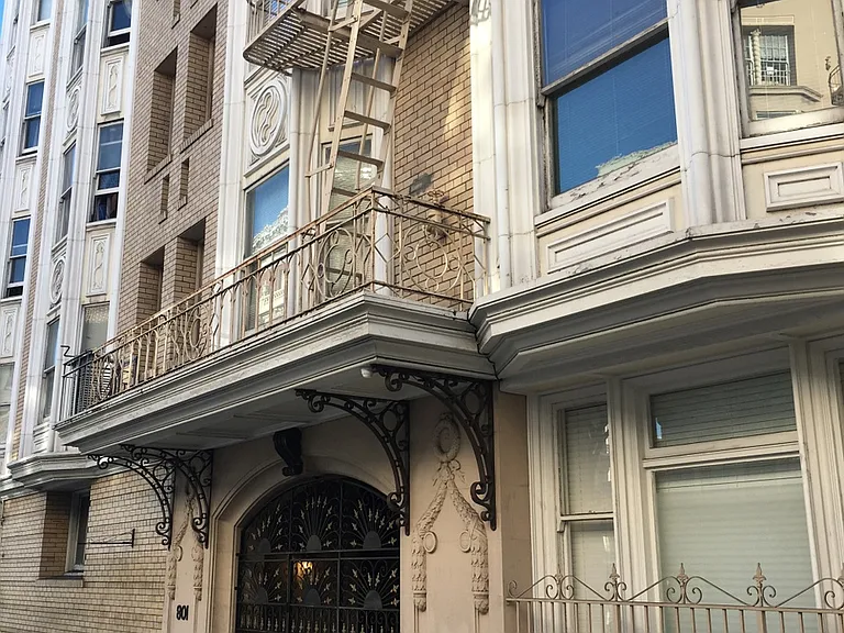 801 E Jones St — Photo 1