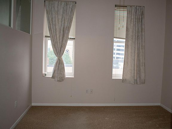 Bedroom (has walk in closet)