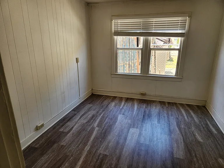 957 W 9th St #4 — Photo 5