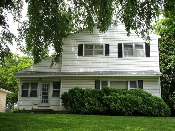 1505 W 3rd St, Cedar Falls, IA 50613